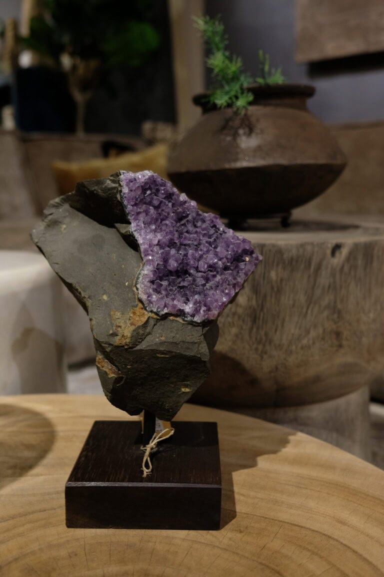 Amethist op sokkel - Livik meubelen