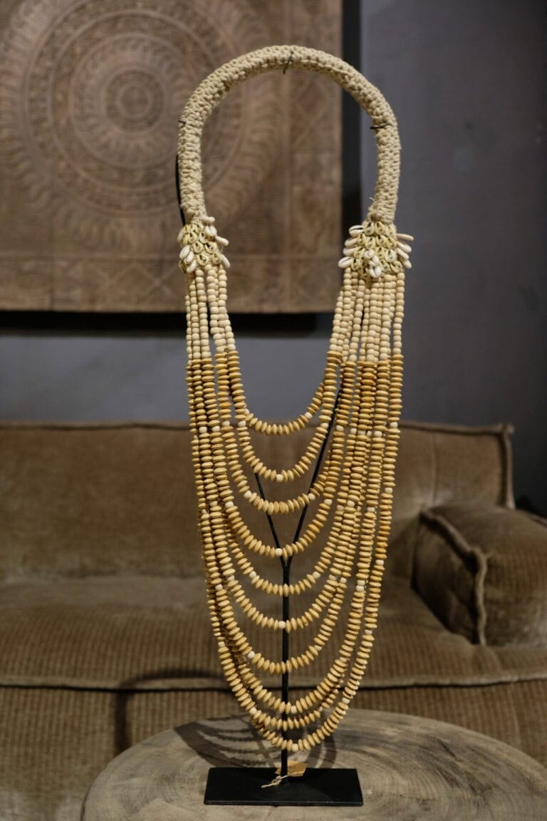 Houten en schelpenketting op standaard - Livik meubelen